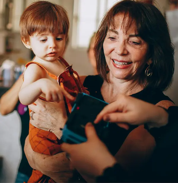 Cómo proteger el celular de tu mamá de estafas en 2026