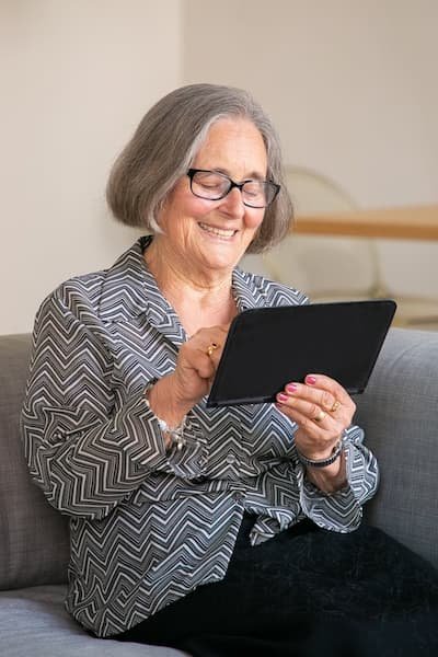 tablet-adultos-mayores-eeuu-hispanos