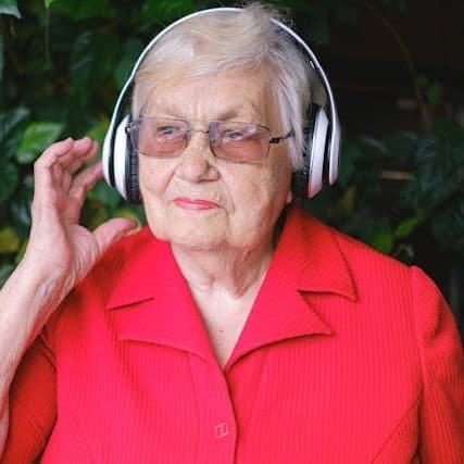 elderly_hearing_adultos_mayores